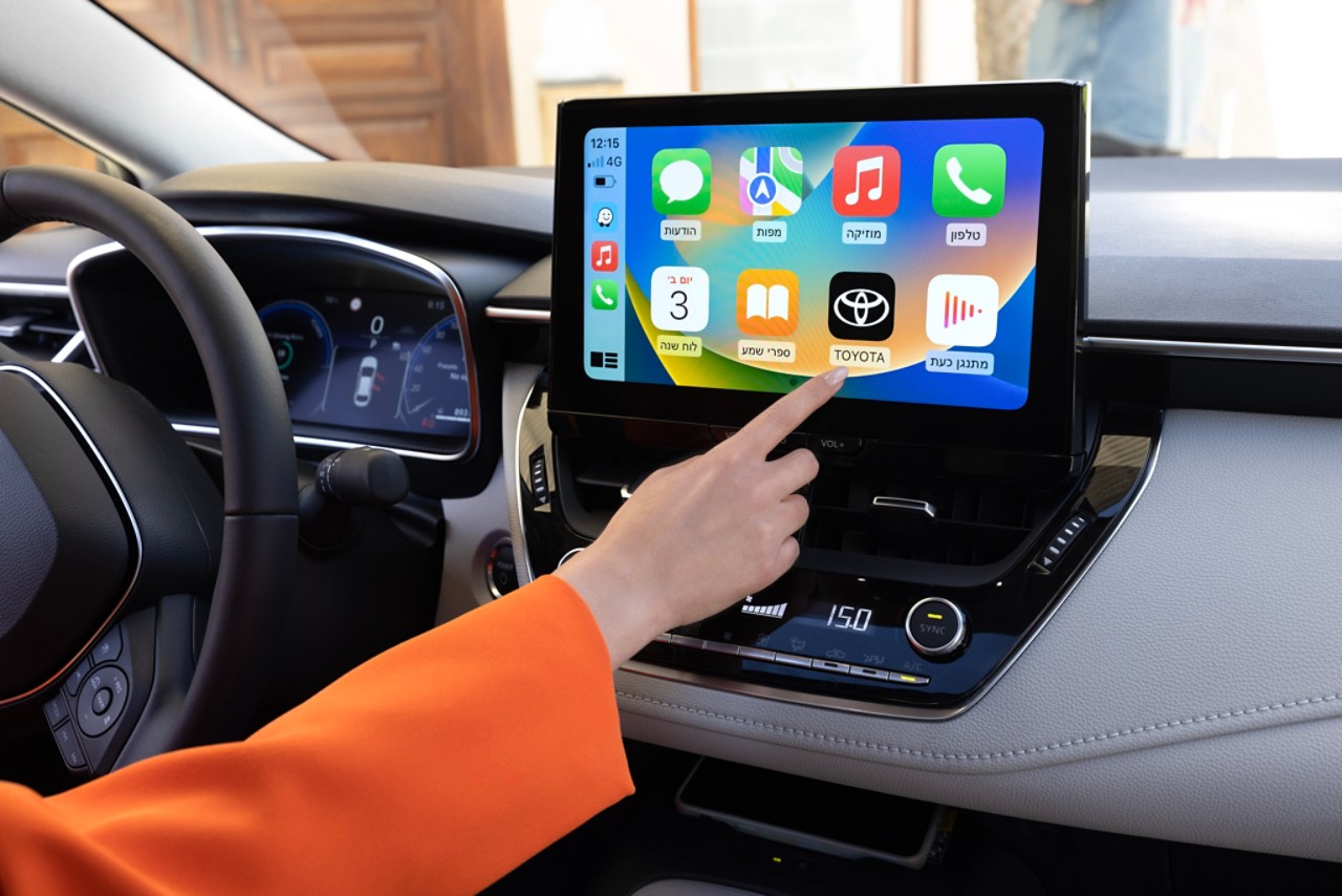 קורולה סדאן - ממשק אלחוטי ל- CarPlay Apple ועם כבל ל- Auto Android (בהתאם לרמת הגימור)